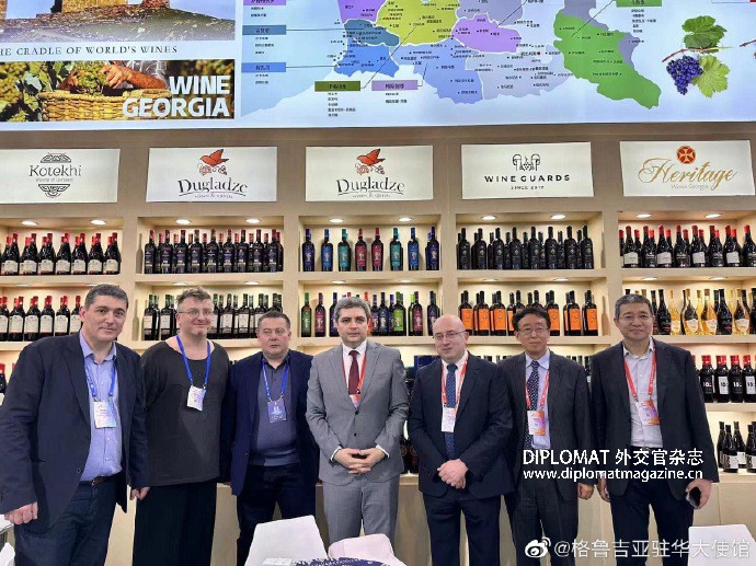 格鲁吉亚驻华大使阿尔赤·卡岚第亚先生参加在成都举办的第108届全国糖酒商品交易会（CFDF）