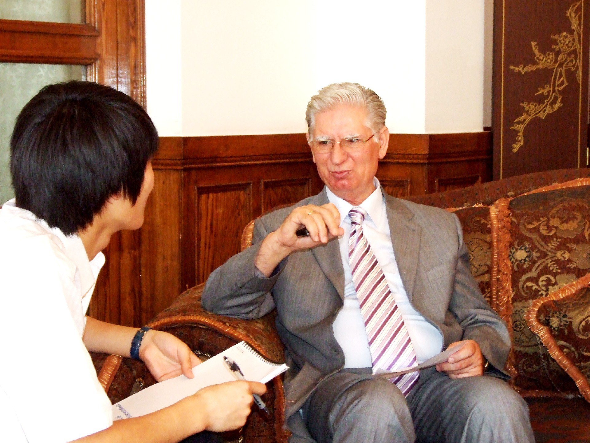 马忠佩卡先生在接受本刊记者采访.jpg
