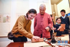 中国非遗“木板水印”走进法国切努斯基博物馆