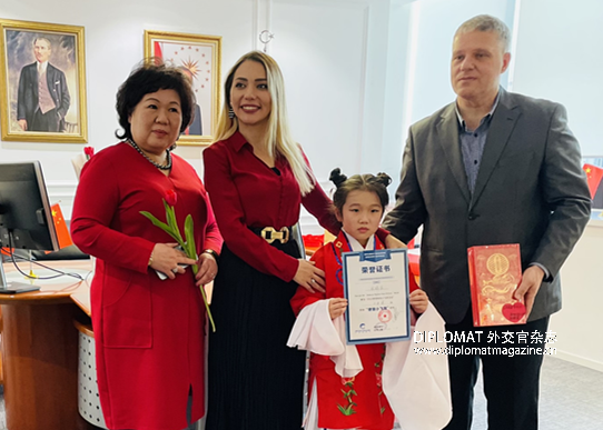 张锦宸：姥姥陪我出任小飞侠，在多家驻华大使馆演唱京剧《穆桂英挂帅》